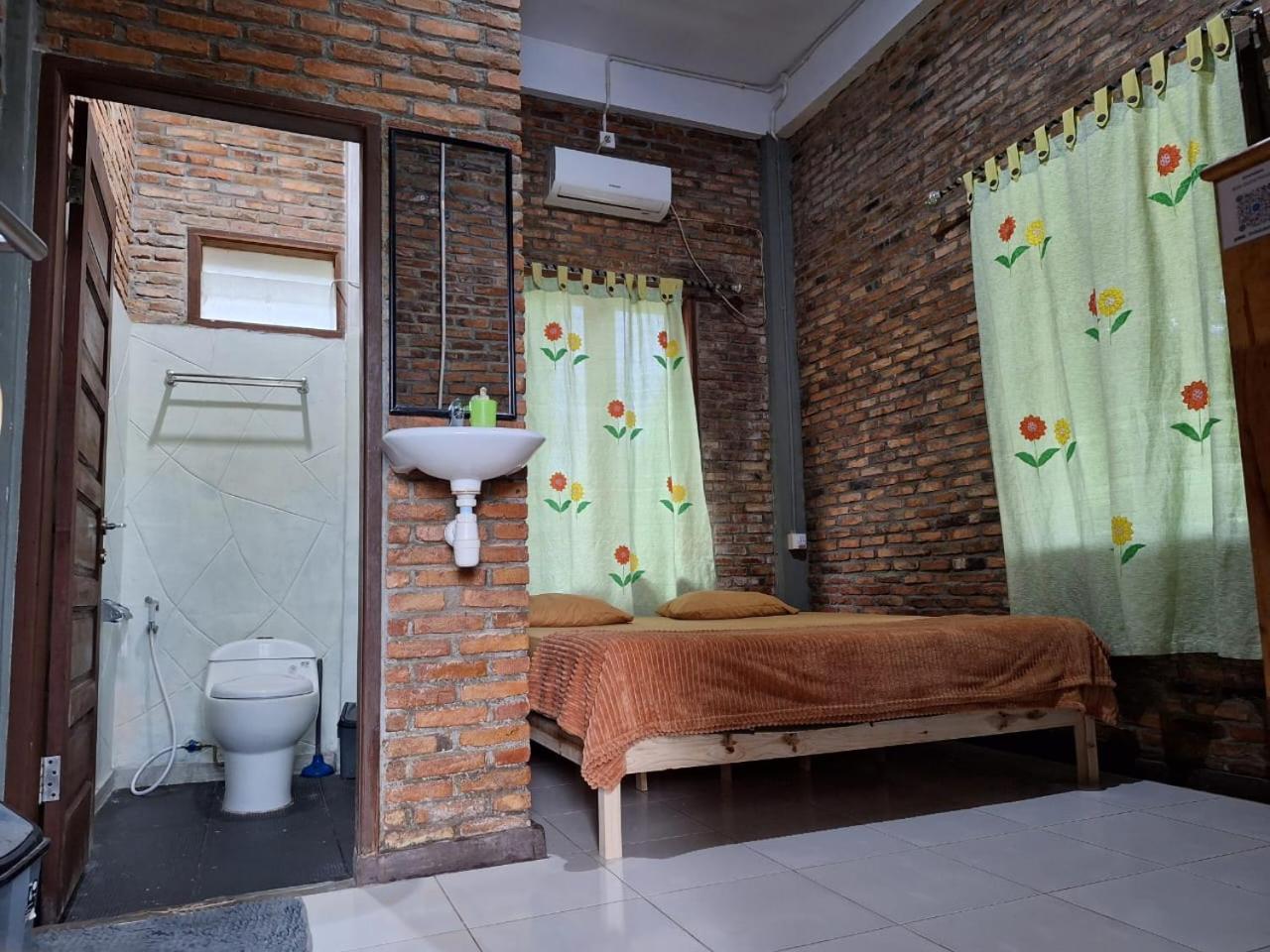 Bua Guest House Медан Экстерьер фото