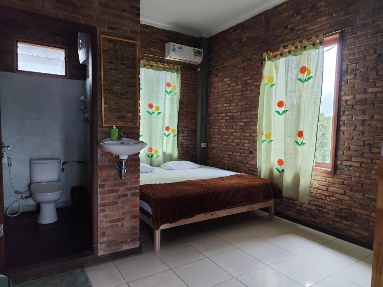Bua Guest House Медан Экстерьер фото